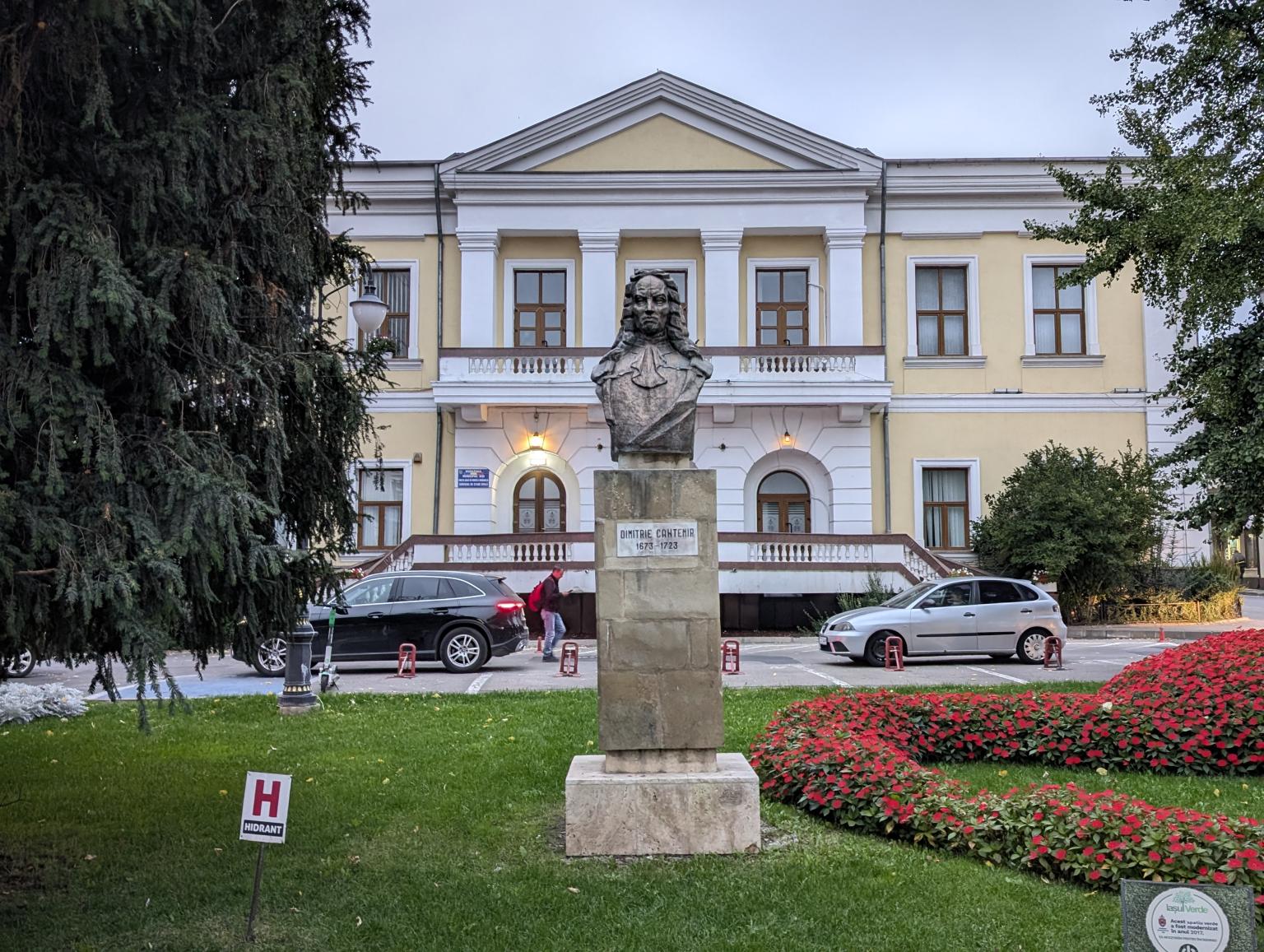 Statuia lui Dimitrie Cantemir