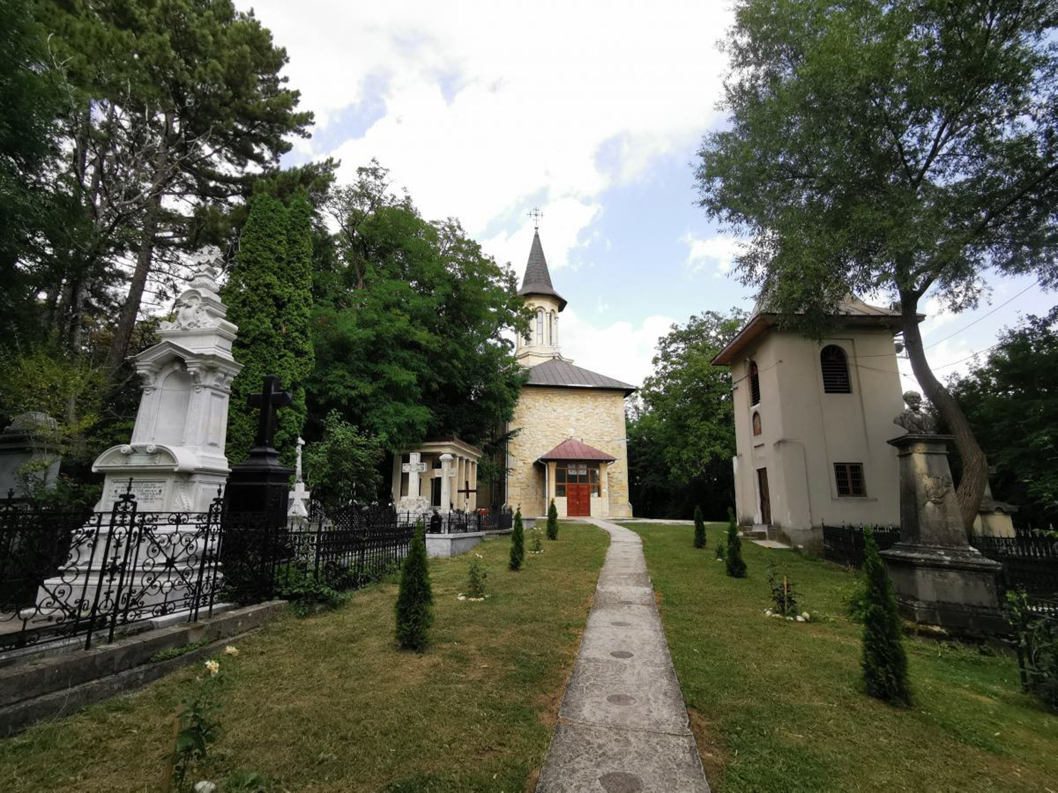 Biserica Adormirea Maicii Domnului - Flamânda
