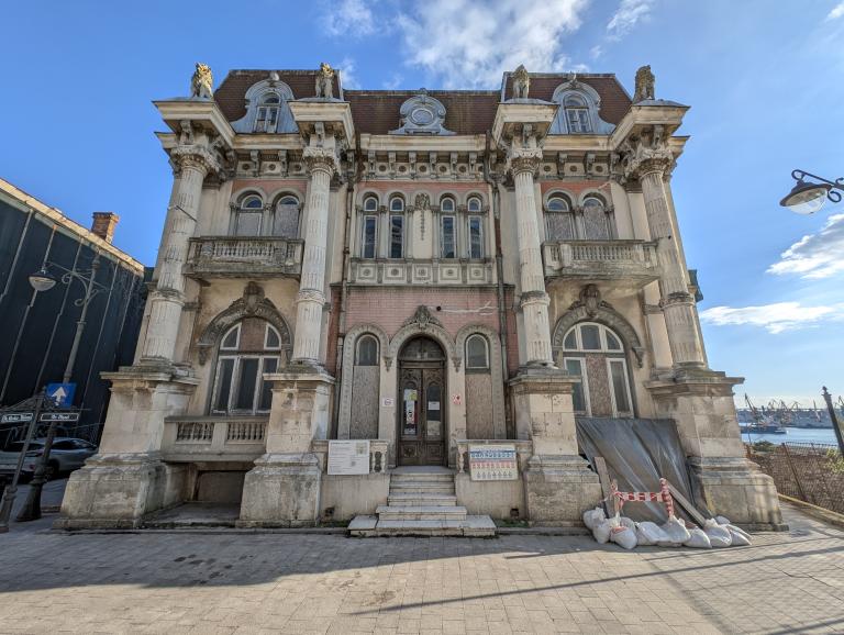 Casa cu Lei, Fosta Casă Emirzian