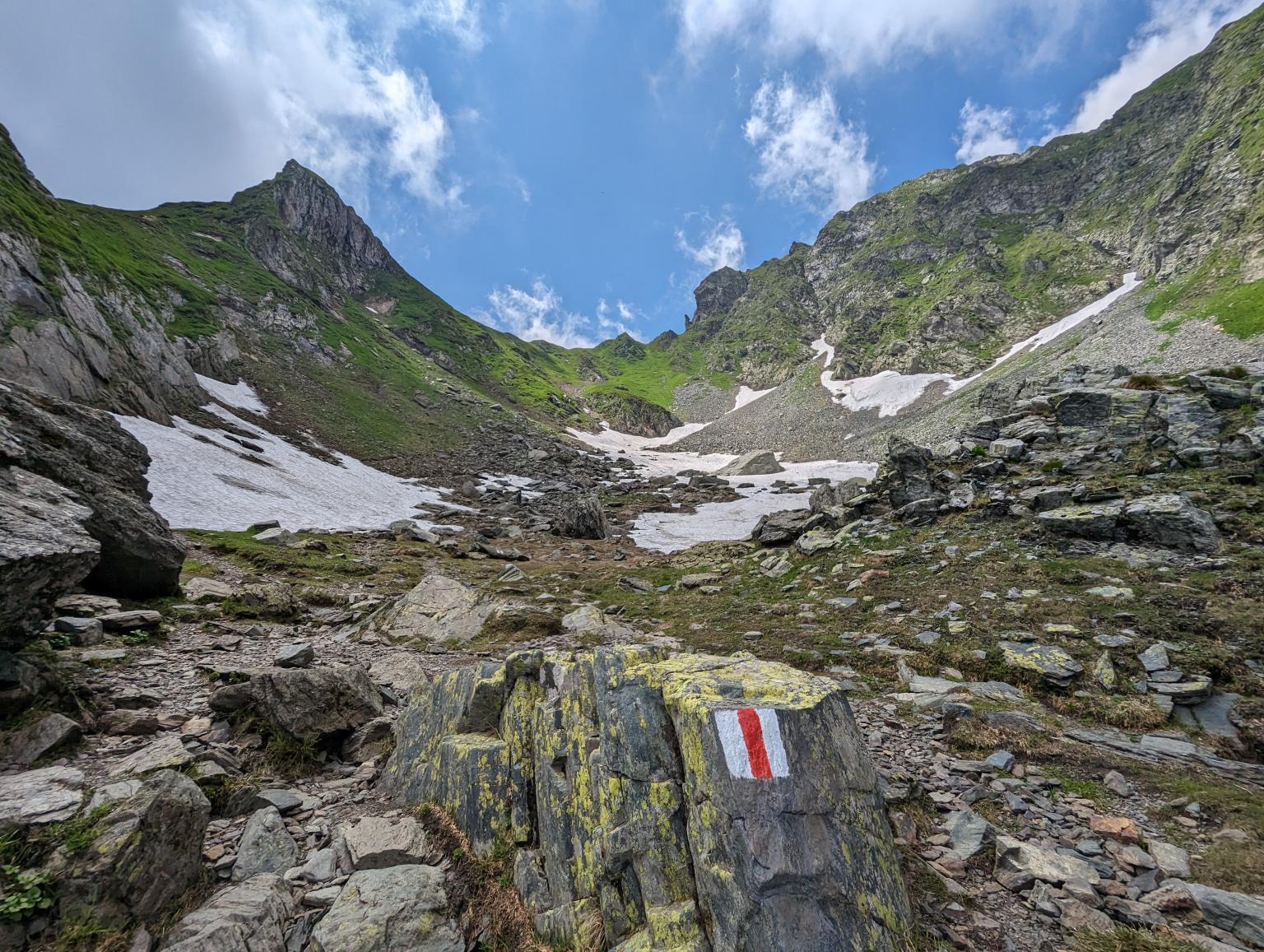 Căldare glaciară la piciorul vârfului Vânătarea lui Buteanu (vf. din dreapta)