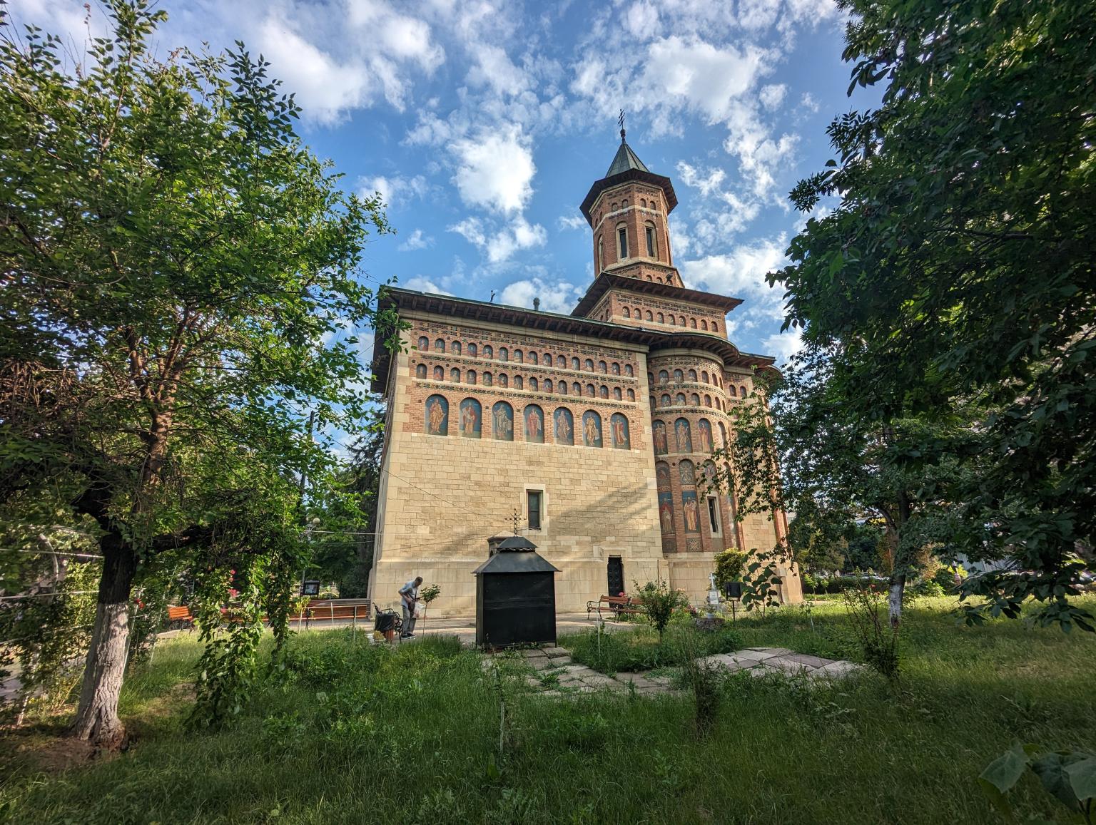 Biserica Sf. Nicolae Domnesc şi fragmente din zidul de incintă